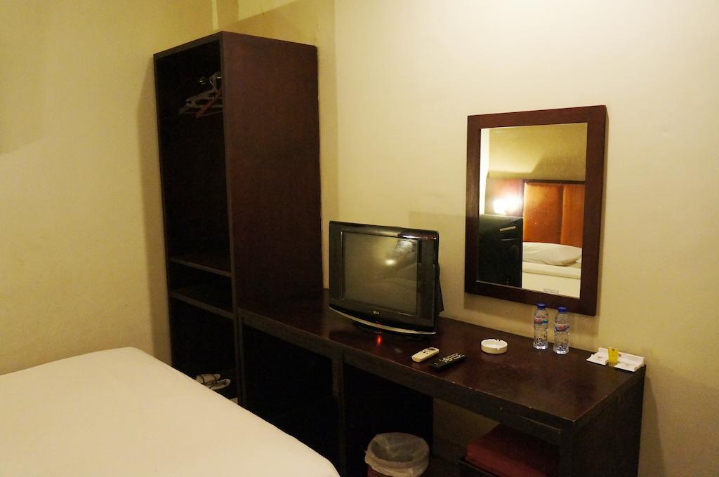 Hotel Feodora Airport Palembang Zimmer foto